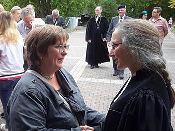 Viele Menschen drückten Pfarrerin Daniele Roth (rechts) ihre ganz persönliche Wertschätzung aus. Foto: Rolf Pralle