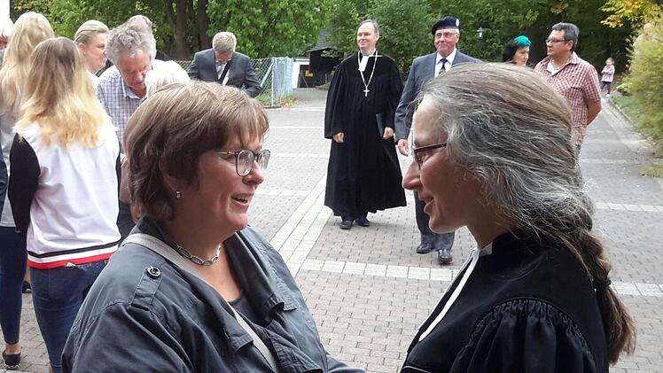Viele Menschen drückten Pfarrerin Daniele Roth (rechts) ihre ganz persönliche Wertschätzung aus. Foto: Rolf Pralle