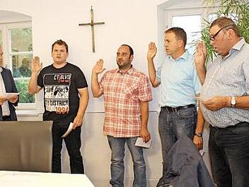 Bürgermeister Hans Beck vereidigt Florian Dürst, Florian Stirnweiß, Jochen Bauer und Alfred Frischmann (von links) auf die Pflichten eines Feldgeschworenen. Foto: Evi Seeger