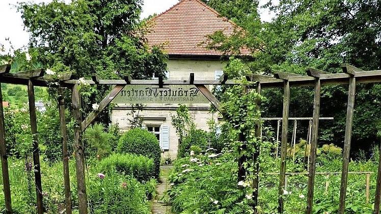 Blick auf das Pfarrhaus aus dem Jahre 1831: im Vordergrund das Rondell mit Springbrunnen.