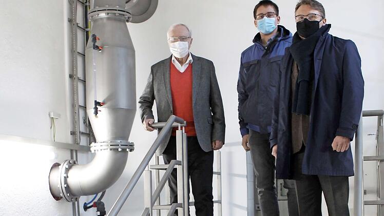 Im Innern des Hochbehälters wurde alles mit hochwertigem Edelstahl ausgeführt. Zufrieden zeigten sich deshalb (v. l.) Verbandsvorsitzender Heinz Köhler, Projektleiter Christian Beierkuhnlein und Verbandsdirektor Markus Rauh.  Foto: Michael Wunder