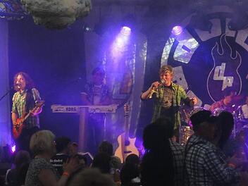 Die Kultband "Dorfrocker" heizte bei der Poppenrother "Wies'n Gaudi" mächtig ein.  Foto: Wolfgang Wimmel