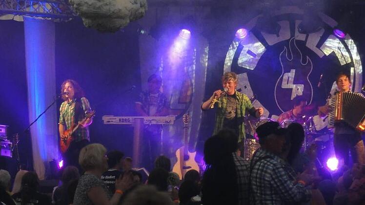 Die Kultband "Dorfrocker" heizte bei der Poppenrother "Wies'n Gaudi" mächtig ein.  Foto: Wolfgang Wimmel
