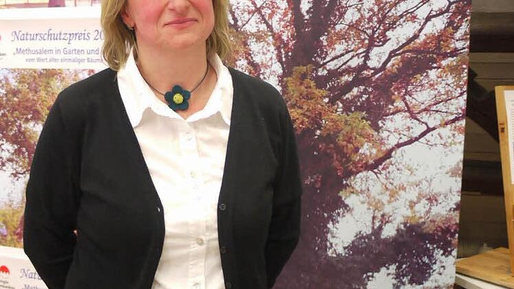 Marion Rattel vor dem Foto   der Eiche  in ihrem Garten, der nahe am Forchheimer  Kellerwald liegt
