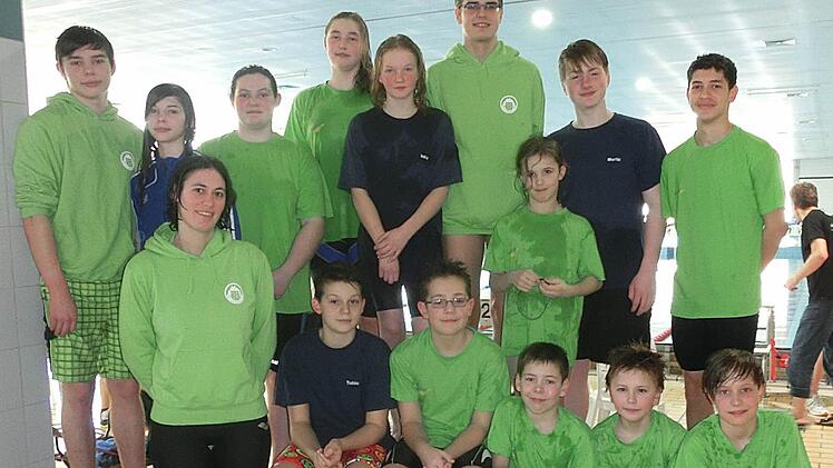 Die erfolgreiche Mannschaft der ATS-Schwimmer, die bei der Bezirksmeisterschaft in Bayreuth 15 Titel aus dem Wasser fischte.