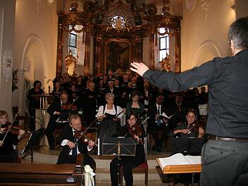 Der Kirchenchor Trebgast und Gastsänger des GV Untersteinach haben sich beim Einstudieren der "Krönungsmesse" von Wolfgang Amadeus Mozart viel Mühe gemacht. Beim Konzert in der Stadtsteinacher Kirche wurden sie mit tosendem Applaus belohnt. Fotos: Sonja Adam