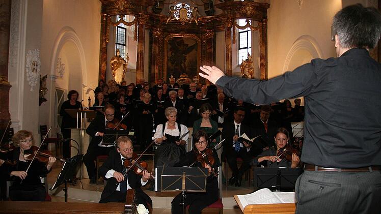Der Kirchenchor Trebgast und Gastsänger des GV Untersteinach haben sich beim Einstudieren der "Krönungsmesse" von Wolfgang Amadeus Mozart viel Mühe gemacht. Beim Konzert in der Stadtsteinacher Kirche wurden sie mit tosendem Applaus belohnt. Fotos: Sonja Adam