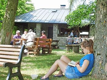 Im Schatten alter Bäume finden die Besucher im Biergarten der Alexandrinenhütte auf der Sennigshöhe Ruhe und Entspannung. Fotos: Gabi Arnold