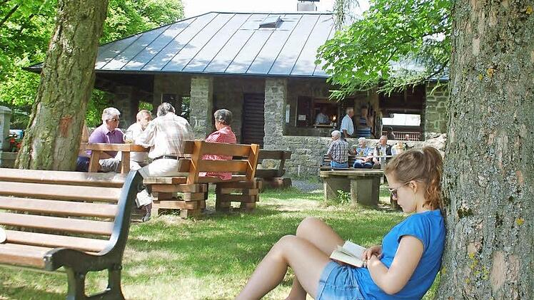 Im Schatten alter Bäume finden die Besucher im Biergarten der Alexandrinenhütte auf der Sennigshöhe Ruhe und Entspannung. Fotos: Gabi Arnold