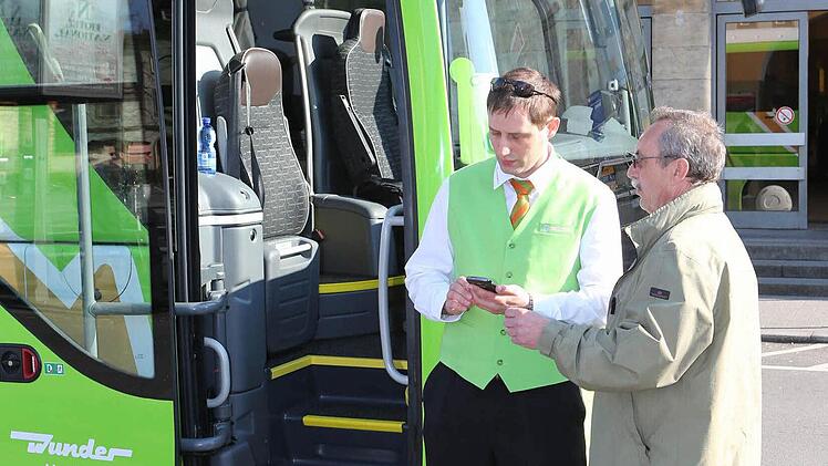 Die Busfahrer Peter Tilinger und Andreas Jungkunst vor der ersten Fahrt nach München. Foto: Matthias Hoch