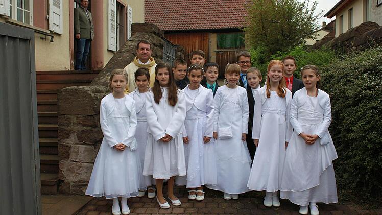 Westheim - Mit Pfarrer Jürgen Schwarz feierten in der Kirche St. Michael in Westheim Marie Beier, Leon Bosiok, Jonas Hauck (Hainert), Larissa Hofmockel, Luis Krämer, Eric Partosch, Marlon Persch, Eva Raßmann, Hannah Reßmann (Hainert), Lena Reßmann (Hainert), Nova Rottmann, Yannick Schäfer und Emilia Scholl Erstkommunion. Foto: Reuther