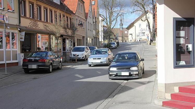 Dreister Parker gegenüber dem City-Döner: Auf dem Gehweg, gegen die Fahrtrichtung, außerhalb der zulässigen Parkflächen.  Foto: Ralf Kestel