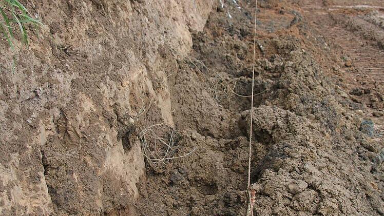 Der Damm der Kulmbacher Flutmulde ist abgegraben. Spundwände sorgen dafür, dass auch in der Bauphase die Anwohner vor Hochwasser geschützt sind. Foto: Sonja Adam