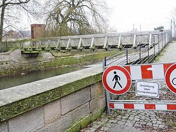 Der Schwarze Steg in Kronach ist eine wichtige Brücken-Verbindung über Haßlach und Kronach für Fußgänger und Radfahrer zwischen Bahnhof und Eingang zum Landesgartenschaugelände. Er ist derzeit allerdings gesperrt und soll noch in diesem Jahr erneuert werden. Ob wieder am gleichen Standort oder weiter südlich, wird noch geprüft.  Foto: Karl-Heinz Hofmann