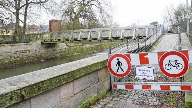 Der Schwarze Steg in Kronach ist eine wichtige Brücken-Verbindung über Haßlach und Kronach für Fußgänger und Radfahrer zwischen Bahnhof und Eingang zum Landesgartenschaugelände. Er ist derzeit allerdings gesperrt und soll noch in diesem Jahr erneuert werden. Ob wieder am gleichen Standort oder weiter südlich, wird noch geprüft.  Foto: Karl-Heinz Hofmann