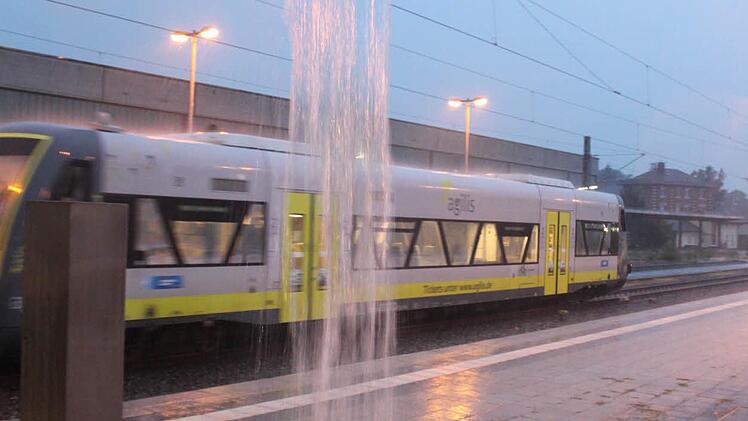 Am Bahnhof in Lichtenfels ergoss sich der Regen.  Foto: Markus Häggberg