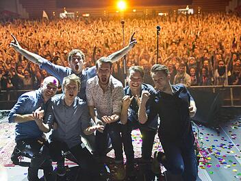 Er hat erreicht, wovon viele träumen: Kristoffer Hünecke (ganz rechts) steht mit Revolverheld auf der Bühne. Foto: Revolverheld