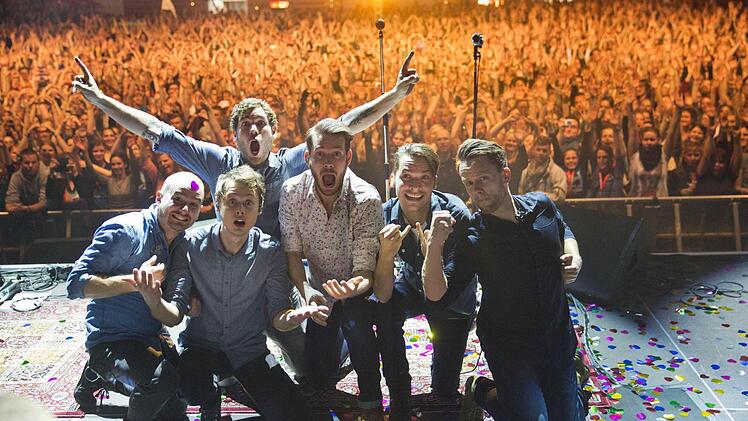 Er hat erreicht, wovon viele träumen: Kristoffer Hünecke (ganz rechts) steht mit Revolverheld auf der Bühne. Foto: Revolverheld