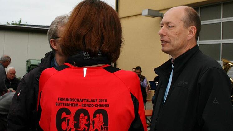 Eine Läuferin im Gespräch mit Buttenheims Bürgermeister Michael Karmann Foto: Andrea Spörlein