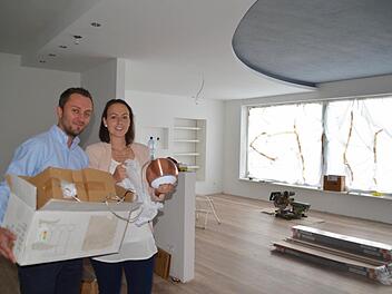 Die Vorfreude auf die neuen Geschäftsräume ist Verena und Przemek Piatek deutlich anzusehen. Hier stehen die beiden im künftigen Kosmetiksalon und packen eine Lieferung mit neuen Lampen aus. Foto: Kathrin Kupka-Hahn