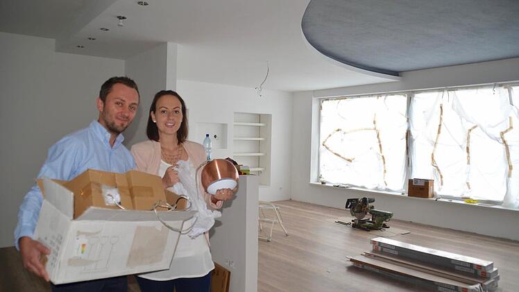 Die Vorfreude auf die neuen Geschäftsräume ist Verena und Przemek Piatek deutlich anzusehen. Hier stehen die beiden im künftigen Kosmetiksalon und packen eine Lieferung mit neuen Lampen aus. Foto: Kathrin Kupka-Hahn