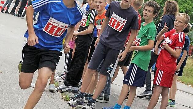Das Gemeinschaftsgef&uuml;hl, der Spa&szlig; am Sport und nicht zuletzt die Abwechslung zum Unterrichts-Alltag machen den Sch&uuml;lertriathlon f&uuml;r H&ouml;chstadts Jugend zu einem Highlight des Jahres. Foto: Johannes H&ouml;llein / Archiv