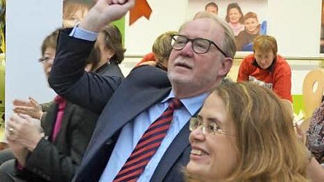 CSU-Bundestagsabgeordneter Hans Michelbach machte fleißig mit, als die Schüler Papierflieger passend zur Musik Flieger warfen.