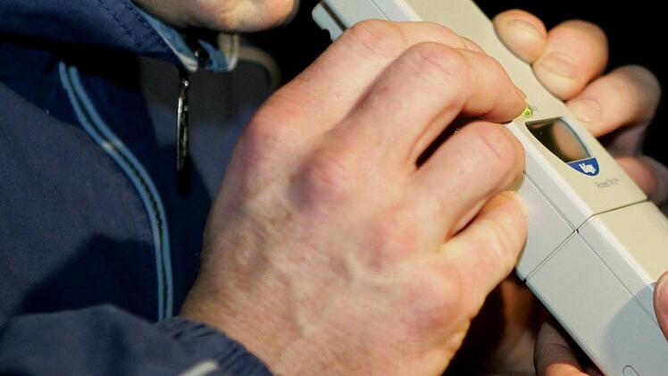 Mit einem Alkoholtest wurde dem Angeklagten nachgewiesen, dass er betrunken zu seiner eigenen Verhandlung kam.  Foto: Uli Deck/dpa