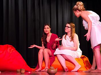 Lampito (Tanja Heubisch), Lysistrata (Marie Deublein) und Myrrhine (Ann-Kathrin Liebender; von links) beraten sich bei der Volksversammlung.  Foto: Jule Müller