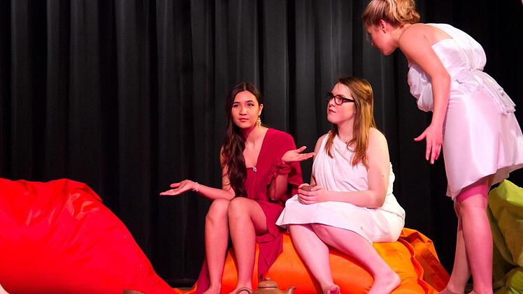 Lampito (Tanja Heubisch), Lysistrata (Marie Deublein) und Myrrhine (Ann-Kathrin Liebender; von links) beraten sich bei der Volksversammlung.  Foto: Jule Müller