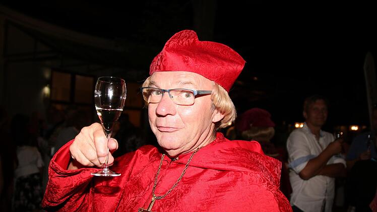 Nach der Vorstellung waren alle Besucher zu einem Gläschen Sekt eingeladen und konnten mit den Schauspielern auf einen gelungenen Abend anstoßen. Foto: Jürgen Gärtner