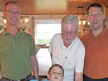 Im Bild (v. l.) Stefan Popp von der Kulmbacher Brauerei, Losfee Yannik Ostbomk und Hans-Bernd Hübner sowie Nicolas Ostbomk vom TSV. Foto: Werner Reißaus