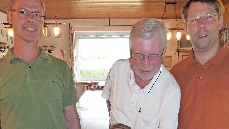 Im Bild (v. l.) Stefan Popp von der Kulmbacher Brauerei, Losfee Yannik Ostbomk und Hans-Bernd Hübner sowie Nicolas Ostbomk vom TSV. Foto: Werner Reißaus