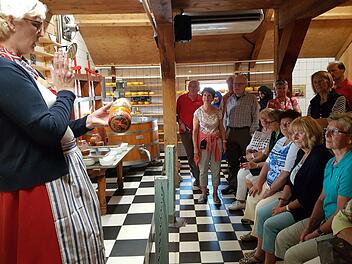 Frau Antje lobte ihren Käse. Günther Geiling