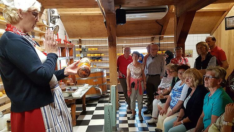Frau Antje lobte ihren Käse. Günther Geiling