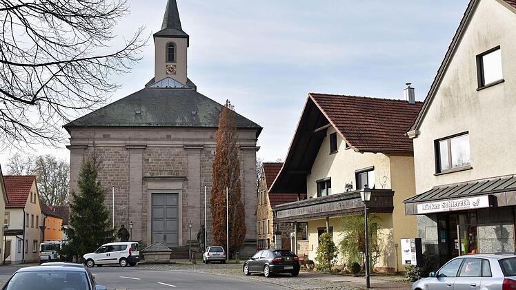 Mittlerweile gibt es Kontrollen des parkenden Verkehrs in der Hauptstraße in Wonfurt durch die Polizei und auch Verwarnungen, teilte Bürgermeister Baunacher bei der Gemeinderatssitzung mit.Ulrike Langer