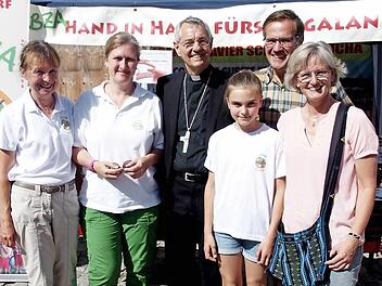 Ludwig Schick (3. v. l.) besuchte Anita Klimek, Sandra Meyr, Gerhard Albert, Leonie Meyr und Cornelia Albert (v. l.) am Zubza-Stand. Foto: privat