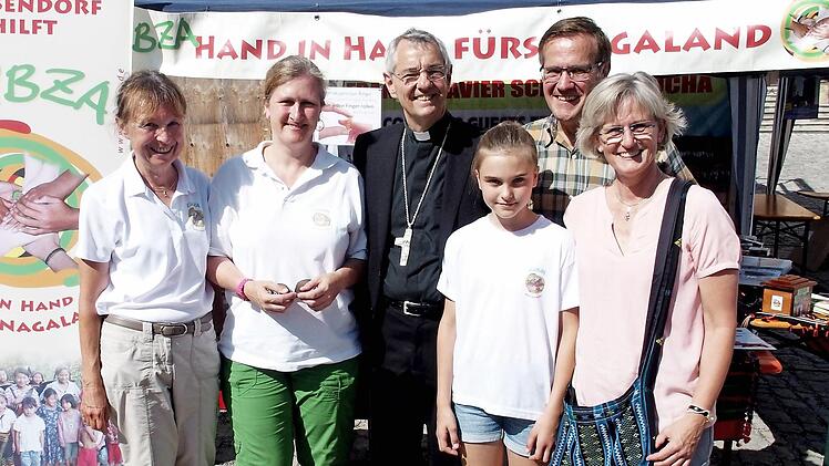 Ludwig Schick (3. v. l.) besuchte Anita Klimek, Sandra Meyr, Gerhard Albert, Leonie Meyr und Cornelia Albert (v. l.) am Zubza-Stand. Foto: privat