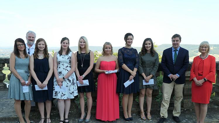 Diese Medizinischen und Zahnmedizinischen Fachangestellten wurden für ihre herausragenden Leistungen mit Prämien ausgezeichnet (Das Foto zeigt von links Diana Zeitner, Elmar Palauneck, Corinna Alberth, Sybille Zapf, Julia Heim, Lea Kreutzer, Janine Deuerllng, Caterina Platsch,  Hans-Georg Wohn und Martina Borcherding)
