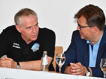 Heitec-Manager Rolf Werner (links) im Gespr&auml;ch mit Bambergs Zweitem B&uuml;rgermeister Christian Lange. Letzterer sprach von einem guten Tag f&uuml;r die Sportstadt Bamberg. Foto: Ronald Rinklef