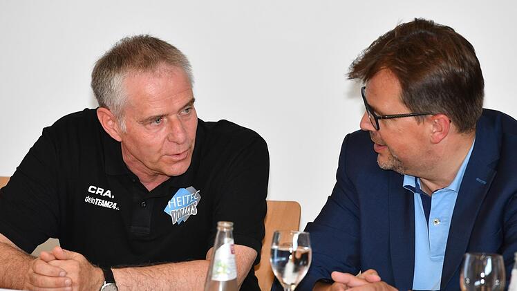 Heitec-Manager Rolf Werner (links) im Gespr&auml;ch mit Bambergs Zweitem B&uuml;rgermeister Christian Lange. Letzterer sprach von einem guten Tag f&uuml;r die Sportstadt Bamberg. Foto: Ronald Rinklef