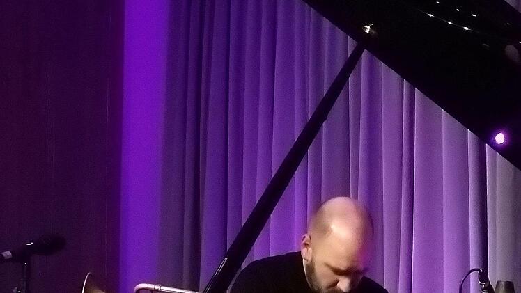 Bemerkenswert vielseitig: Sebastian Studnitzky beeindruckte als Trompeter, Pianist und Klangtüftler bei Leise am Markt in Coburg.Foto: Jochen Berger
