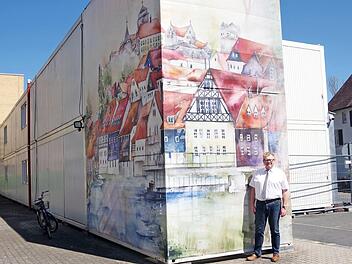 Schulleiter Rudi Schirmer freut sich über die gelungene Fassadenverkleidung der Bürocontainer mit dem dreigliedrigen Kronacher Stadtaufbau. Foto: Heike Schülein