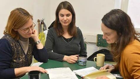 Sylvia  Schaible (v.l.), Marina Gnjatovic     und Manuela Thomer  von   der Initiative "Freund statt fremd" unterstützen die Flüchtlinge.