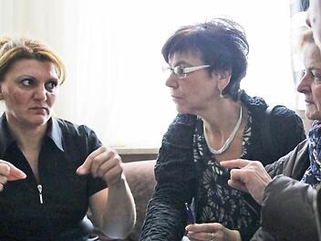 Dschamila Mandojan (links) spricht kaum Deutsch. Mit Händen uns Füßen erläutert sie MdL Susann Biedefeld (Mitte) und ihrer Kollegin Angelika Weikert, asylpolitische Sprecherin der SPD-Landtagsfraktion, welche Probleme es in der Einrichtung in Ebersdorf gibt.  Foto: Martin Kreklau