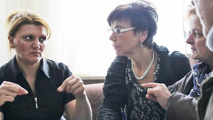 Dschamila Mandojan (links) spricht kaum Deutsch. Mit Händen uns Füßen erläutert sie MdL Susann Biedefeld (Mitte) und ihrer Kollegin Angelika Weikert, asylpolitische Sprecherin der SPD-Landtagsfraktion, welche Probleme es in der Einrichtung in Ebersdorf gibt.  Foto: Martin Kreklau