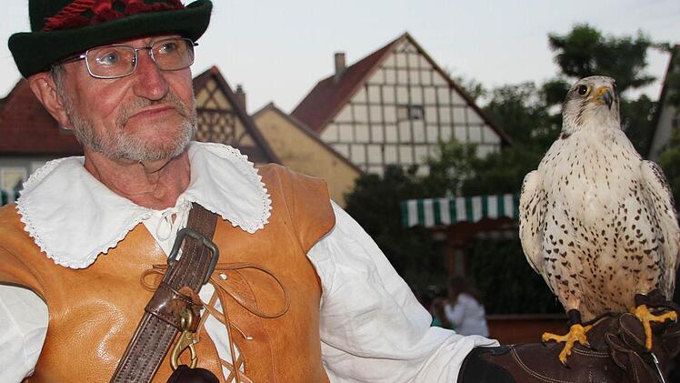 Günther Gabold aus Stettfeld und sein Saker-Falke Ewa. Foto: Eckehard Kiesewetter