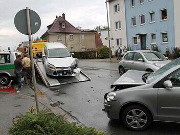 Nach dem Unfall kam der Abschleppwagen zum Einsatz. Foto: G. Geelen