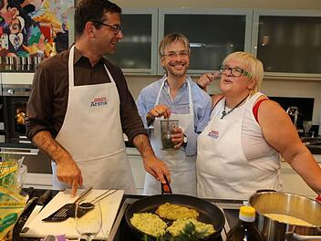 Entspanntes Miteinander beim gegeneinander kochen (von links): Landestheater-Intendant Bodo Busse und Kapellmeister Roland Fister waren die eine Partei, Christel Fehn-Maisel aus Kleintettau die andere. Ihre Aufgabe: Aus Gurken, Zucchini, Kartoffeln, Schweinelendchen und anderen Zutaten ein Drei-Gänge-Menü zubereiten. Fotos: Barbara Herbst
