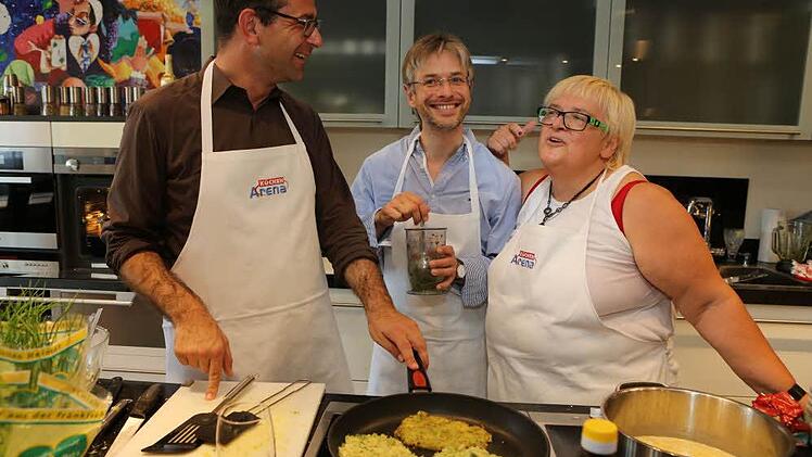 Entspanntes Miteinander beim gegeneinander kochen (von links): Landestheater-Intendant Bodo Busse und Kapellmeister Roland Fister waren die eine Partei, Christel Fehn-Maisel aus Kleintettau die andere. Ihre Aufgabe: Aus Gurken, Zucchini, Kartoffeln, Schweinelendchen und anderen Zutaten ein Drei-Gänge-Menü zubereiten. Fotos: Barbara Herbst